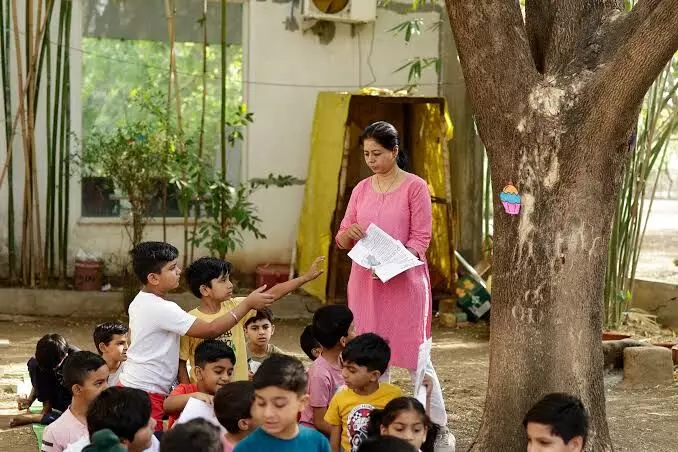 गांधी की तस्वीर नहीं, विचारों का वास; चरखे पर सूत कातकर एकाग्रता सीखते बच्चे