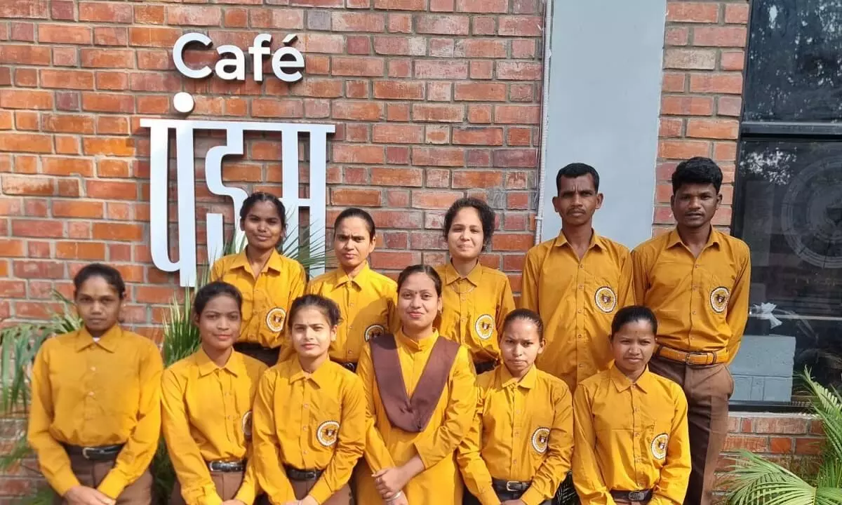 अब पर्यटकों को लुभा रहा बस्तर, पिछले साल पहुंचे 42 लाख 30 हजार पर्यटक, कैफे में कॉफी परोस रहे पूर्व नक्सली अब पर्यटकों को लुभा रहा बस्तर, पिछले साल पहुंचे 42 लाख 30 हजार पर्यटक, कैफे में कॉफी परोस रहे पूर्व नक्सली
