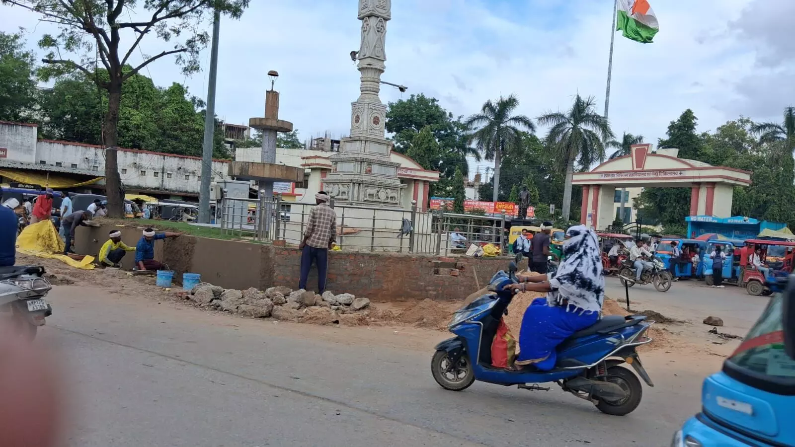 लाखों रुपए खर्च कर बनाया गया था बड़ा चबूतरा उसी को कर दिया छोटा लाखों रुपए खर्च कर बनाया गया था बड़ा चबूतरा उसी को कर दिया छोटा