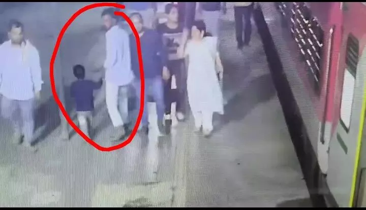 नागपुर रेलवे स्टेशन से 6 वर्षीय मासूम का अपहरण, मजदूरी कराने लेकर जा रहा था आरोपी नागपुर रेलवे स्टेशन से 6 वर्षीय मासूम का अपहरण, मजदूरी कराने लेकर जा रहा था आरोपी