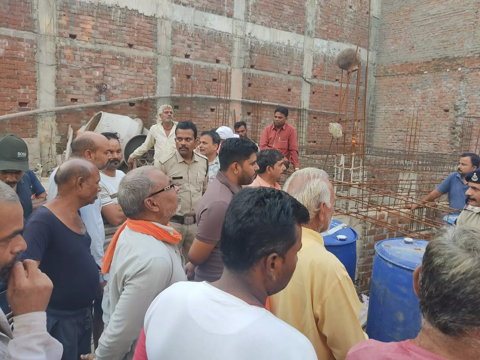 मटकी चौराहे पर गहराया विवाद पुलिस ने दी समझाइश मोहल्ले वालों ने लगवाया स्टे मटकी चौराहे पर गहराया विवाद पुलिस ने दी समझाइश मोहल्ले वालों ने लगवाया स्टे