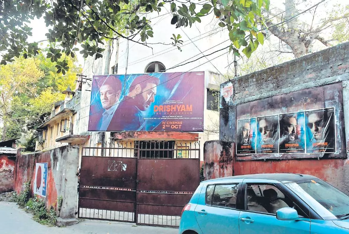 28 सिंगल स्क्रीन में से 22 बंद, सिमट कर रह गए 6 - जहां तालियां बजती थीं, वहां अब सन्नाटा 28 सिंगल स्क्रीन में से 22 बंद, सिमट कर रह गए 6 - जहां तालियां बजती थीं, वहां अब सन्नाटा