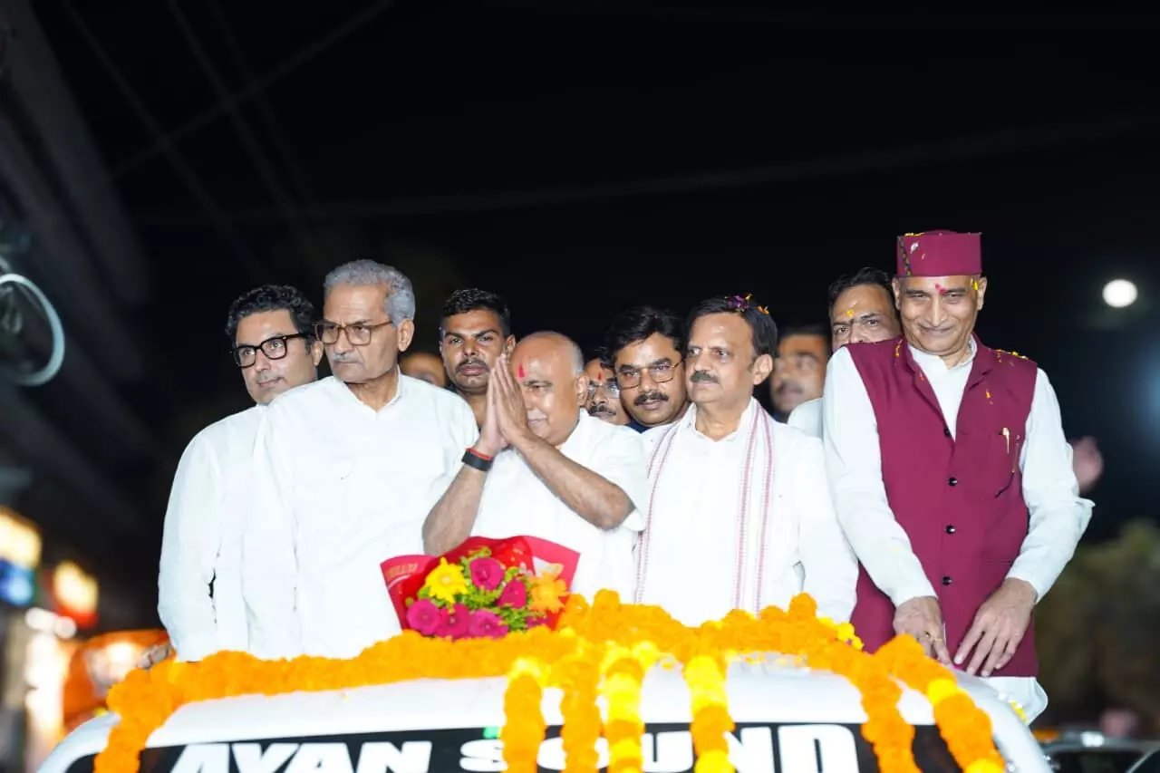 भाजपा प्रदेश अध्यक्ष हेमंत खंडेलवाल के रोड शो में उमड़ा जनसैलाब भाजपा प्रदेश अध्यक्ष हेमंत खंडेलवाल के रोड शो में उमड़ा जनसैलाब