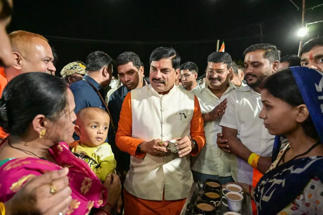 बरेला में सड़क किनारे लगी चाय दुकान पर रूका सीएम का काफिला बरेला में सड़क किनारे लगी चाय दुकान पर रूका सीएम का काफिला