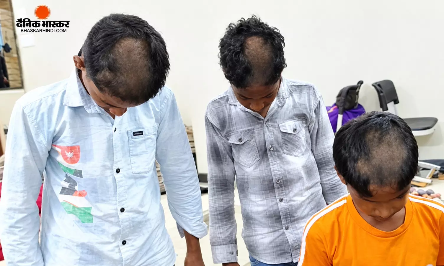 आधे कटे बालों में बैठे रहे बच्चे, तस्वीरें वायरल, अधीक्षक को नोटिस..चंद्रपुर के आश्रम स्कूल में मचा बवाल आधे कटे बालों में बैठे रहे बच्चे, तस्वीरें वायरल, अधीक्षक को नोटिस..चंद्रपुर के आश्रम स्कूल में मचा बवाल