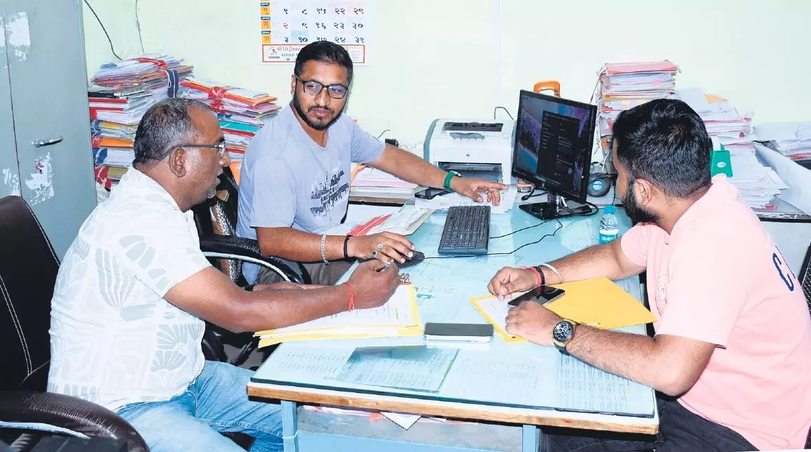 अवकाश के दिन भी हुआ काम, छुट्टियां रद्द, मुख्यालय नहीं छोड़ने के निर्देश - शनिवार को घर पर रहे अधिकारी अवकाश के दिन भी हुआ काम, छुट्टियां रद्द, मुख्यालय नहीं छोड़ने के निर्देश - शनिवार को घर पर रहे अधिकारी