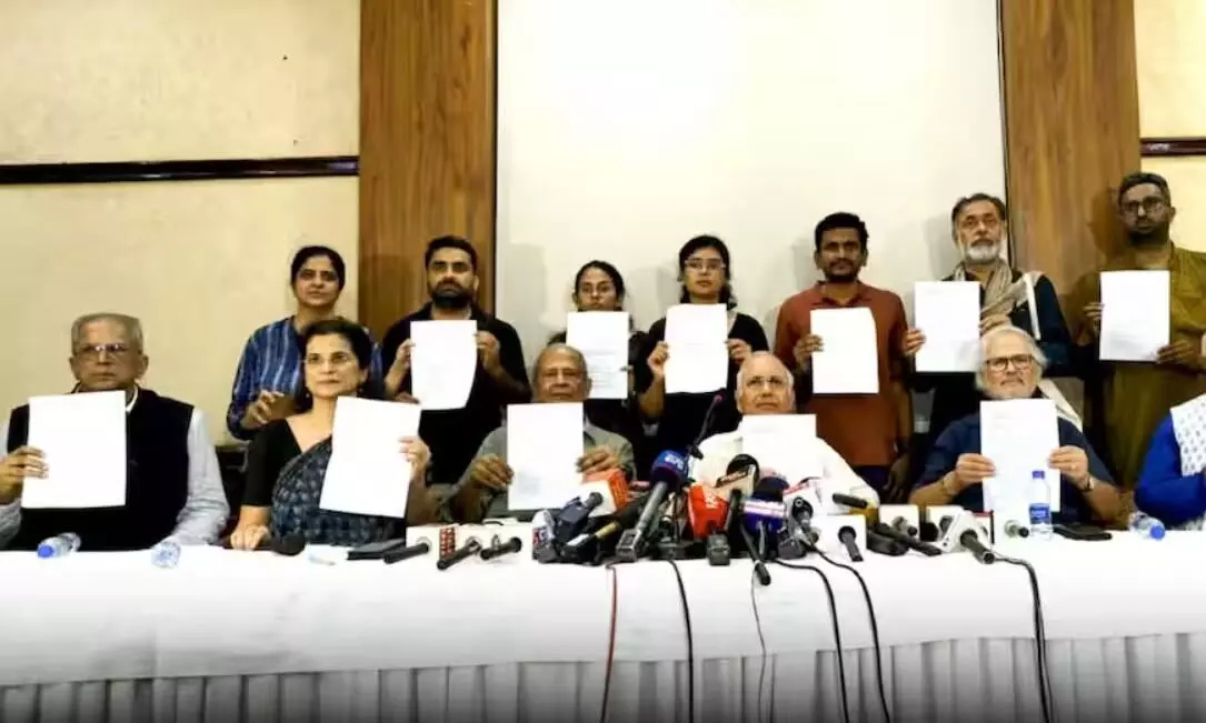 ज्ञानेश कुमार के खिलाफ महाभियोग की तैयारी? ECI पहुंचे पूर्व अफसर, बाहर रोका गया