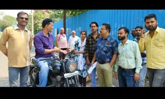 रादुविवि- अनुकम्पा न मिलने से मृत कर्मियों के परिजनों ने मांगी भीख रादुविवि- अनुकम्पा न मिलने से मृत कर्मियों के परिजनों ने मांगी भीख