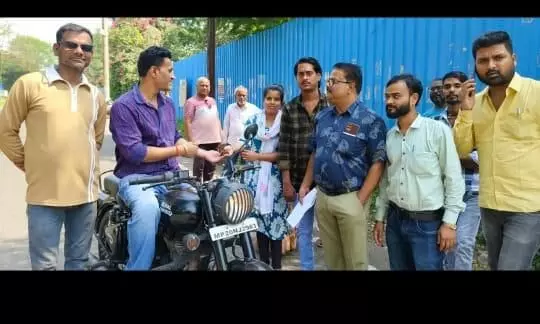 रादुविवि- अनुकम्पा न मिलने से मृत कर्मियों के परिजनों ने मांगी भीख रादुविवि- अनुकम्पा न मिलने से मृत कर्मियों के परिजनों ने मांगी भीख