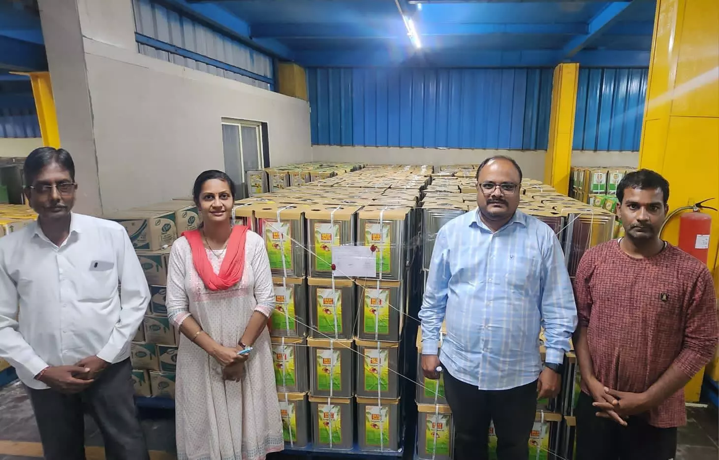 यूनिट में स्वच्छता का अभाव, स्टोरेज और लेबलिंग में भी खामियां, लाखों का माल किया जब्त यूनिट में स्वच्छता का अभाव, स्टोरेज और लेबलिंग में भी खामियां, लाखों का माल किया जब्त