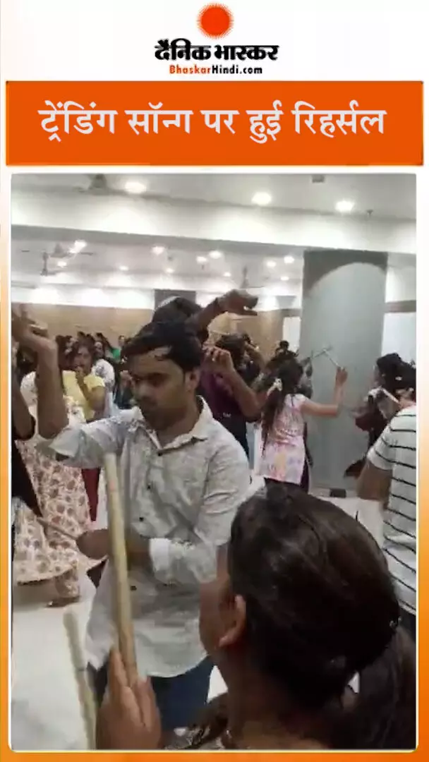 लाइव म्यूजिक पर झूमे... ढोल की धुनों पर भी थिरकाए कदम लाइव म्यूजिक पर झूमे... ढोल की धुनों पर भी थिरकाए कदम