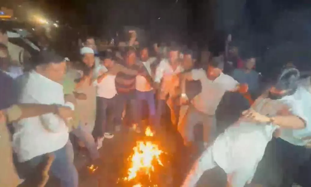 राहुल गांधी के समर्थन में भोपाल में कांग्रेस के बड़े नेता सड़कों पर उतरे, पीएम का पुतला जलाया