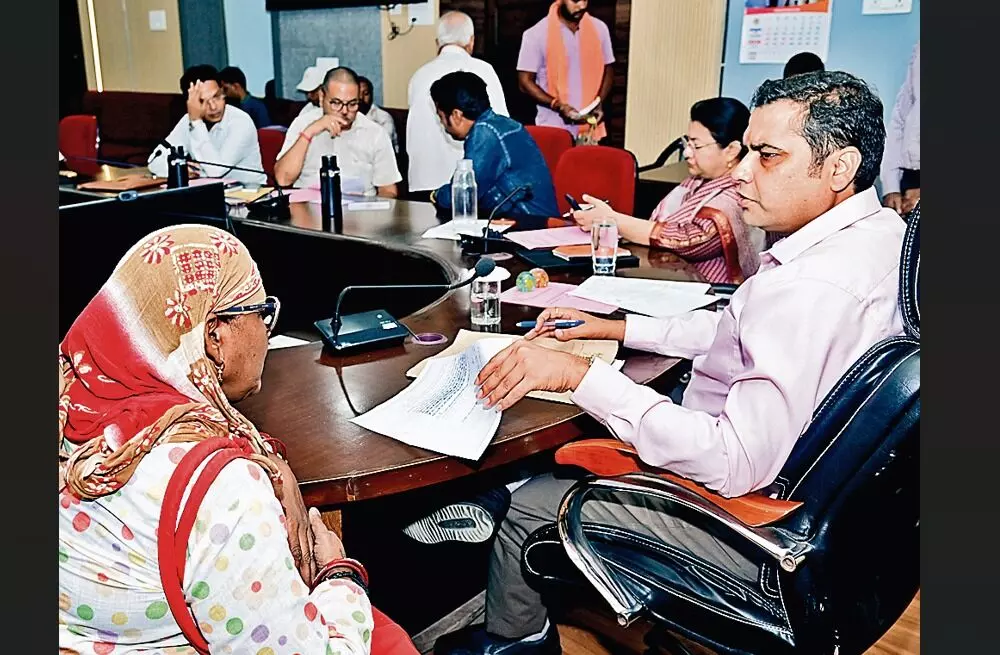 हेराफेरी कर जीवित व्यक्ति को मृत बताया और अपने नाम कर ली संपत्ति