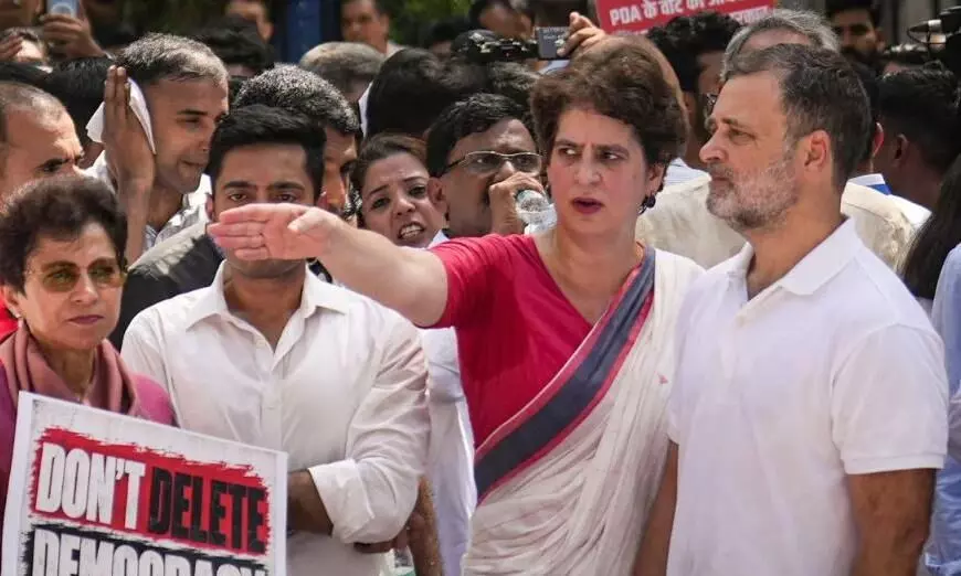 लंबे विरोध प्रदर्शन को तैयार इंडी गठबंधन? राहुल ने FIR को बताया मेडल, प्रियंका सड़क पर लेटीं- लाइमलाइट में रहे विपक्ष के ये तेवर लंबे विरोध प्रदर्शन को तैयार इंडी गठबंधन? राहुल ने FIR को बताया मेडल, प्रियंका सड़क पर लेटीं- लाइमलाइट में रहे विपक्ष के ये तेवर