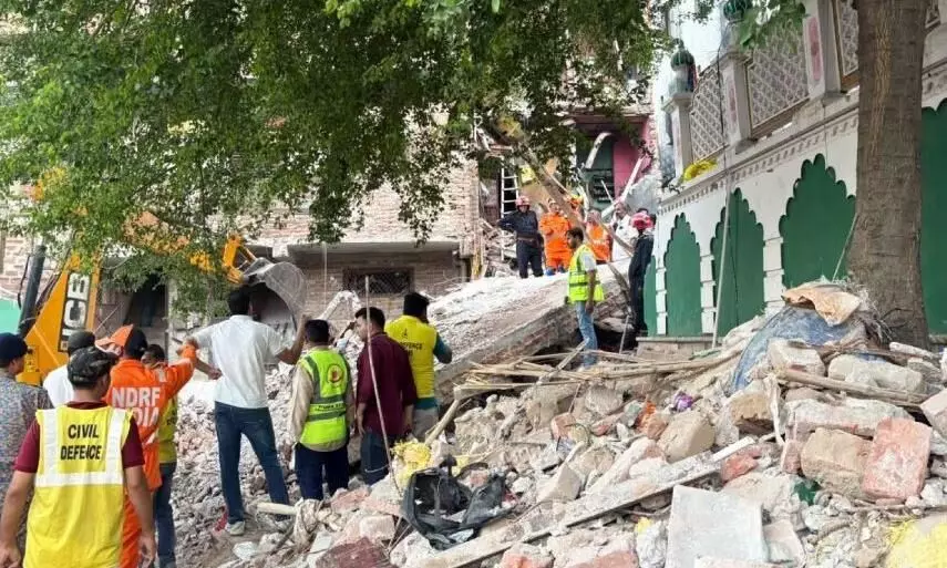 दिल्ली के सीमापुरी में हुआ बड़ा हादसा, 5 मंजिला इमारत ढही, मलबे में कई लोगों के फंसे होने की आशंका दिल्ली के सीमापुरी में हुआ बड़ा हादसा, 5 मंजिला इमारत ढही, मलबे में कई लोगों के फंसे होने की आशंका