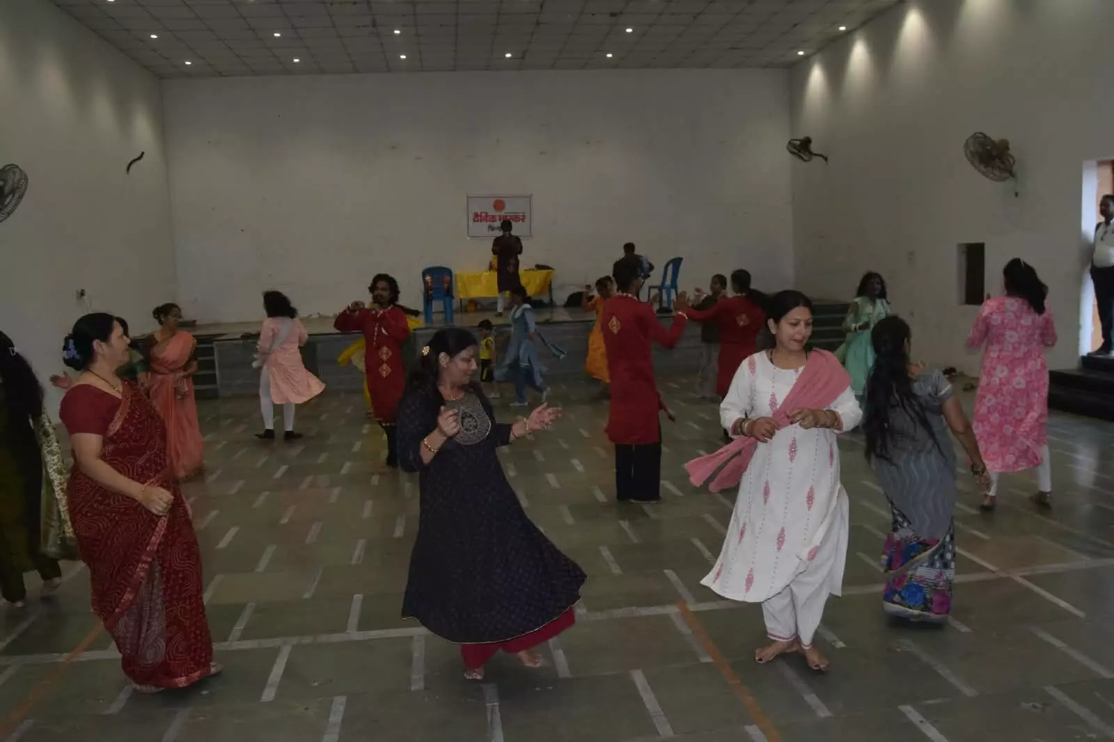 दैनिक भास्कर गरबा वर्कशॉप: पारंपरिक के साथ गरबा के नए-नए स्टेप्स सीख रहे प्रतिभागी