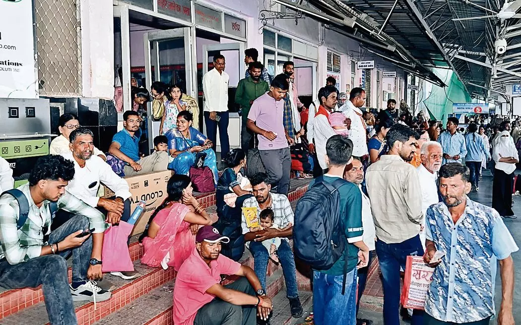 मदन महल स्टेशन पर भीड़, यात्री सीढ़ी में बैठने मजबूर, सुविधाएं ही नदारद मदन महल स्टेशन पर भीड़, यात्री सीढ़ी में बैठने मजबूर, सुविधाएं ही नदारद