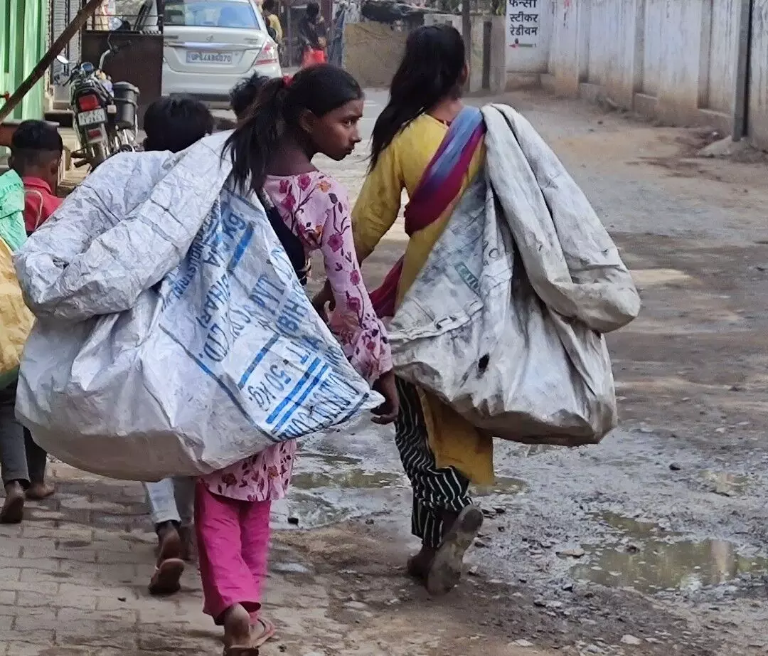 किताब की जगह हाथों में कबाड़ की बोरी, भीख और नशे की गिरफ्त में बचपन किताब की जगह हाथों में कबाड़ की बोरी, भीख और नशे की गिरफ्त में बचपन