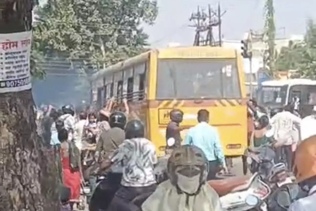 अचानक स्कूली बस से निकला धुंआ, वाठोड़ा इलाके में मचा हड़कंप, सभी विद्यार्थी सुरक्षित
