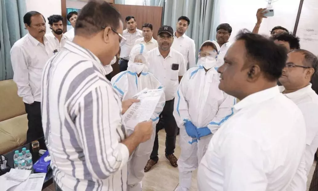 विधानसभा में पक्ष रखने की उम्मीद से कोरोना किट पहनकर बेरोजगार स्वास्थ्यकर्मी मिले नेता प्रतिपक्ष सिंघार से