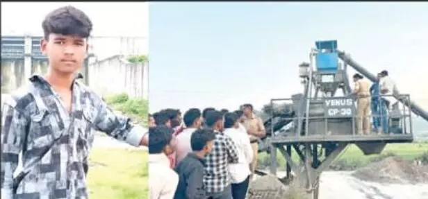 प्लांट के मिक्सर में गिरने से 16 वर्षीय बाल मजदूर की दर्दनाक मौत, पांच घंटे तक फंसा रहा शव प्लांट के मिक्सर में गिरने से 16 वर्षीय बाल मजदूर की दर्दनाक मौत, पांच घंटे तक फंसा रहा शव
