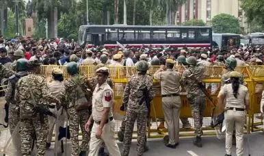 प्रदर्शन से पहले दिल्ली में हाई अलर्ट, चप्पे-चप्पे पर पहरा; 25 हजार जवान संभालेंगे मोर्चा प्रदर्शन से पहले दिल्ली में हाई अलर्ट, चप्पे-चप्पे पर पहरा; 25 हजार जवान संभालेंगे मोर्चा