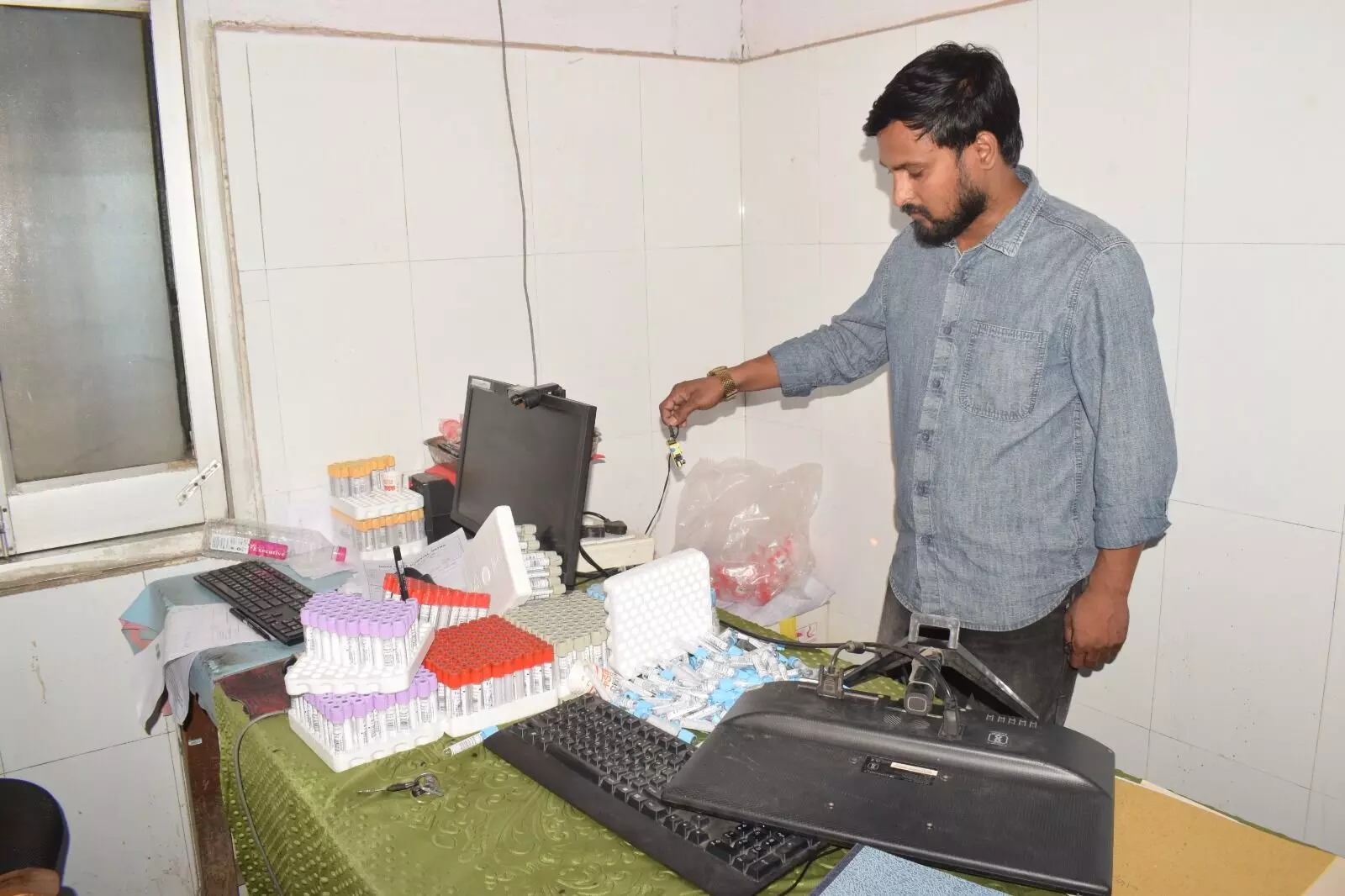 आभा आईडी कक्ष में अटेंडर ने की तोडफ़ोड़ आभा आईडी कक्ष में अटेंडर ने की तोडफ़ोड़