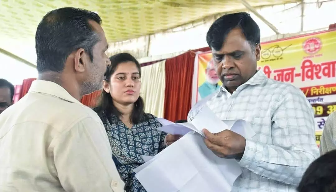 जन विश्वास अभियान में पहुंचे पार्षद ने निर्माण कार्यों की जांच के लिए सौंपा शिकायत पत्र जन विश्वास अभियान में पहुंचे पार्षद ने निर्माण कार्यों की जांच के लिए सौंपा शिकायत पत्र