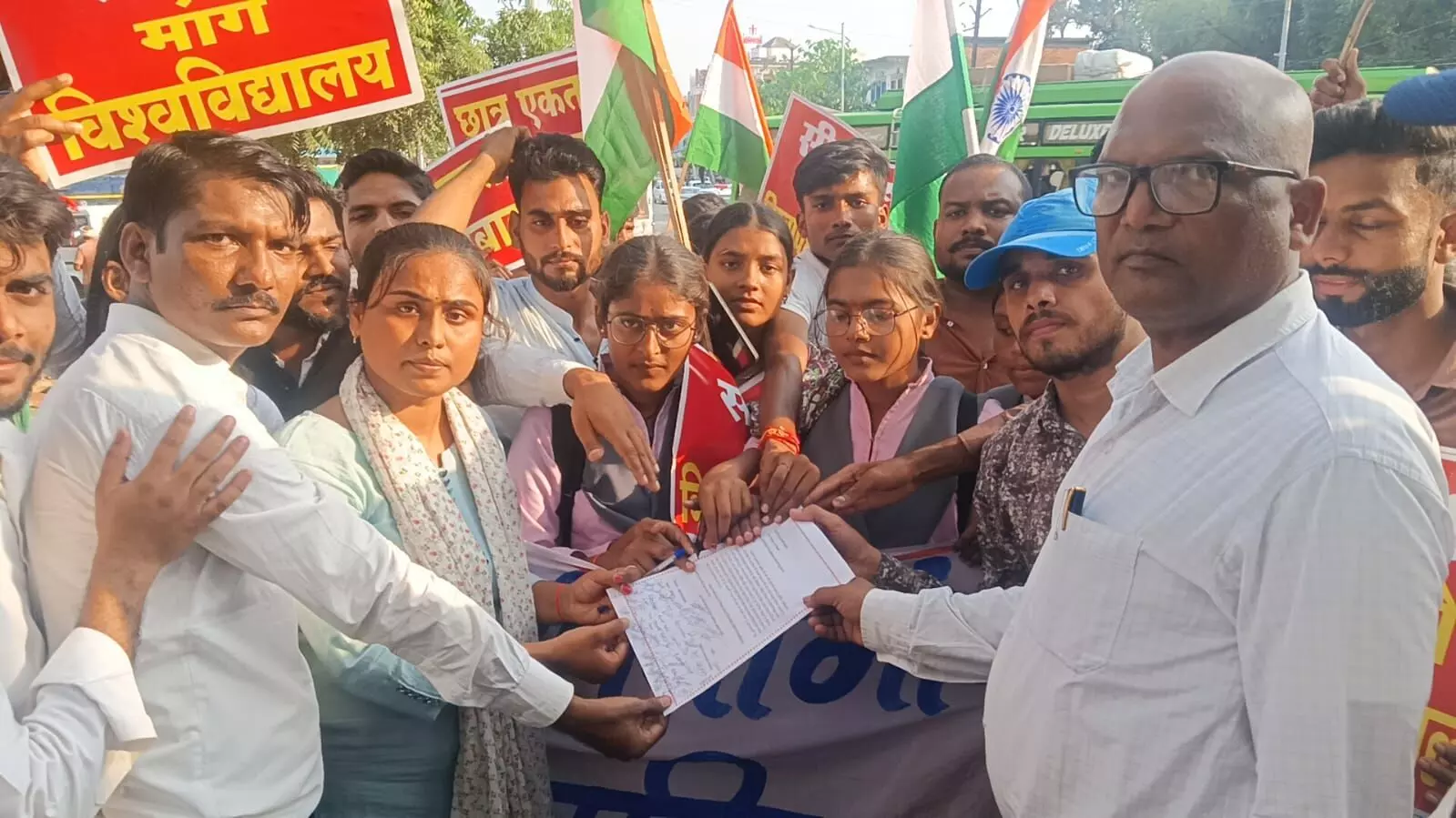 शहर में विश्वविद्यालय हेतु तिरंगा यात्रा की आवाज गूंजी शहर में विश्वविद्यालय हेतु तिरंगा यात्रा की आवाज गूंजी
