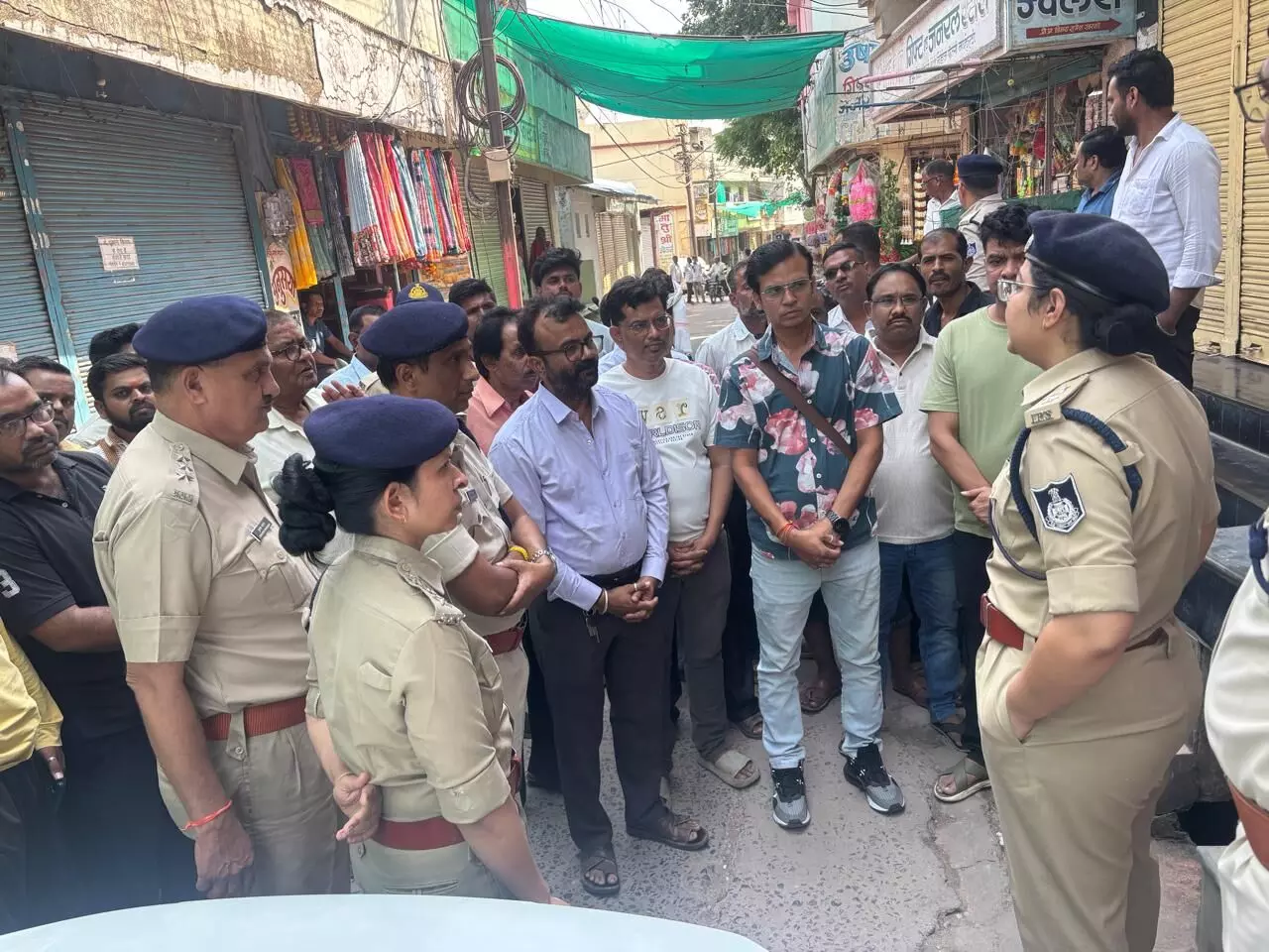 विनय ज्वेलर्स में डकैती के बाद एसपी ने किया निरीक्षण, व्यापारियों ने सौंपा ज्ञापन विनय ज्वेलर्स में डकैती के बाद एसपी ने किया निरीक्षण, व्यापारियों ने सौंपा ज्ञापन