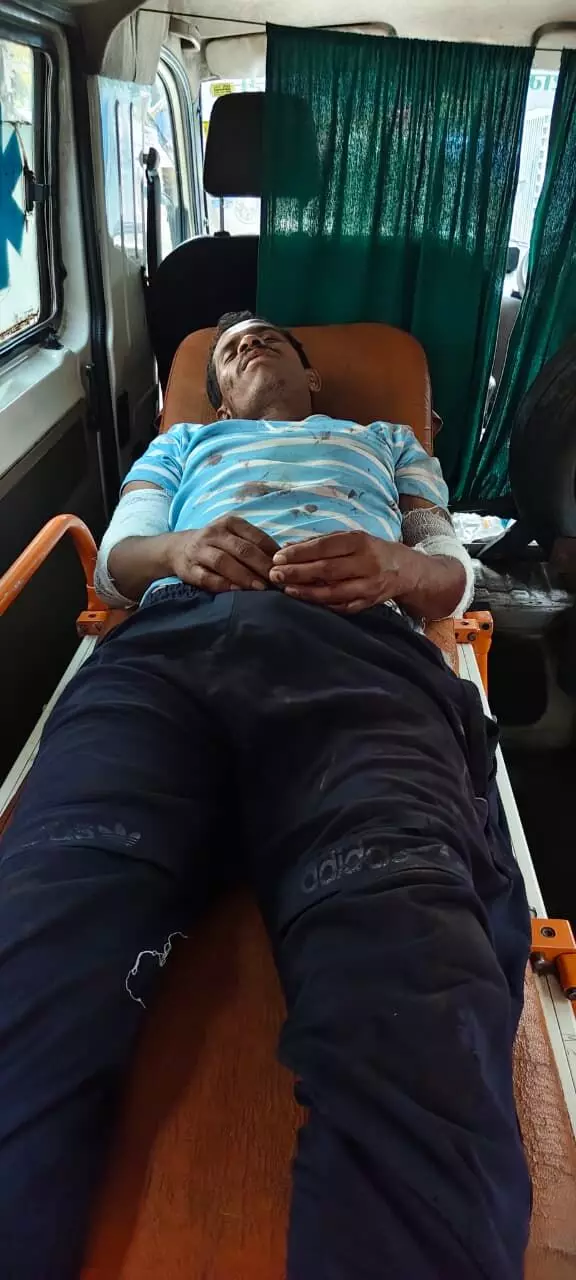 25 फीट खाई में गिरा ऑटो, एक दर्जन श्रद्धालु घायल 25 फीट खाई में गिरा ऑटो, एक दर्जन श्रद्धालु घायल