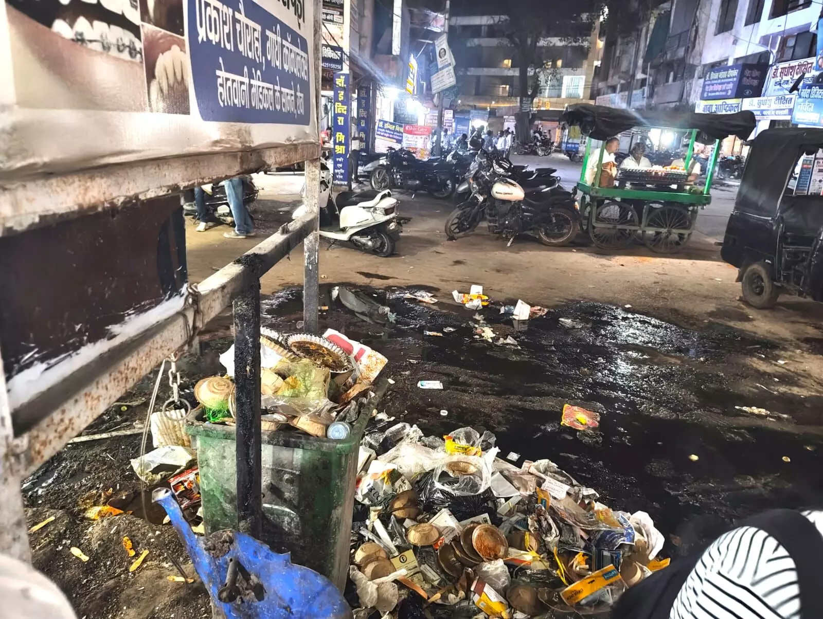सिरमौर चौराहे पर गंदगी का अंबार, सफाई व्यवस्था ध्वस्त सिरमौर चौराहे पर गंदगी का अंबार, सफाई व्यवस्था ध्वस्त