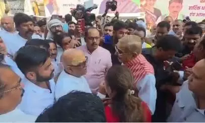 यूपी कांग्रेस कार्यालय में जमकर हुआ हंगामा, अजय राय और ममता चौधरी के समर्थक भिड़े, बीजेपी बोली - मोहब्बत की दुकान में जूतम-पैजार