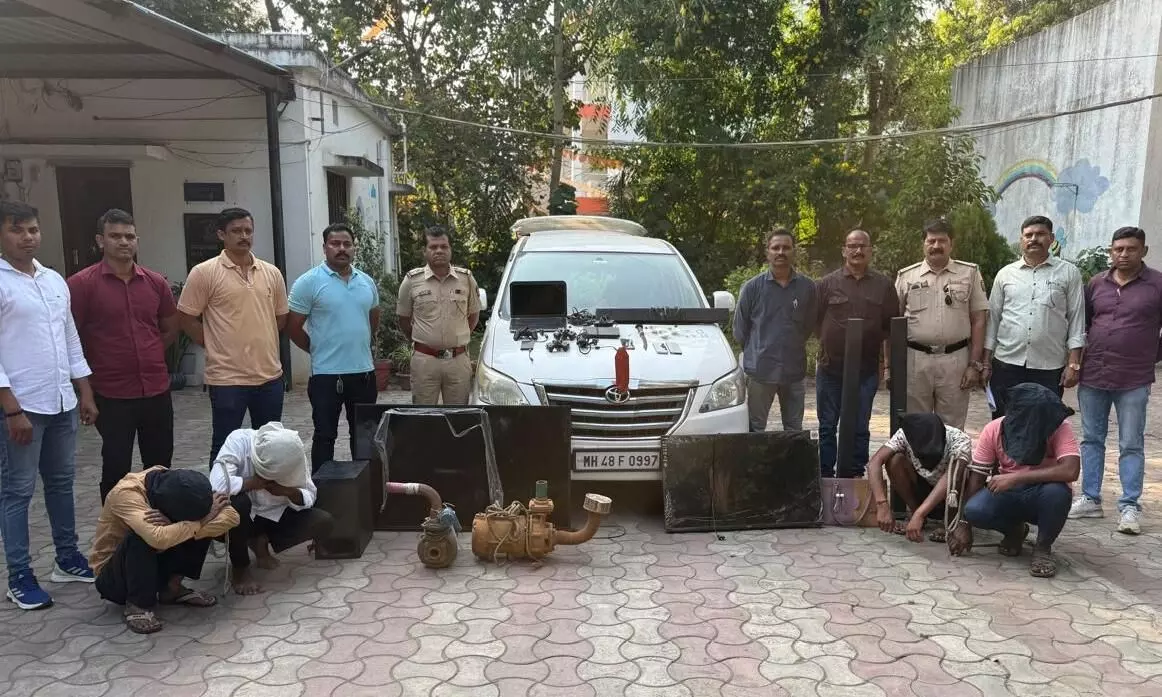 भंडारा से चोरी का माल लेकर घूम रहे 4 आरोपी गिरफ्तार, टीवी- होम थिएटर-लैपटॉप-प्ले स्टेशन और धारदार हथियार बरामद भंडारा से चोरी का माल लेकर घूम रहे 4 आरोपी गिरफ्तार, टीवी- होम थिएटर-लैपटॉप-प्ले स्टेशन और धारदार हथियार बरामद