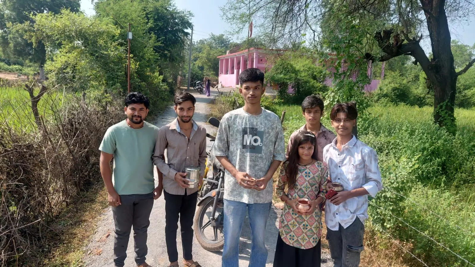 सुबह से जल चढ़ाने मढ़ियों-मंदिरों में उमड़ी भीड़,