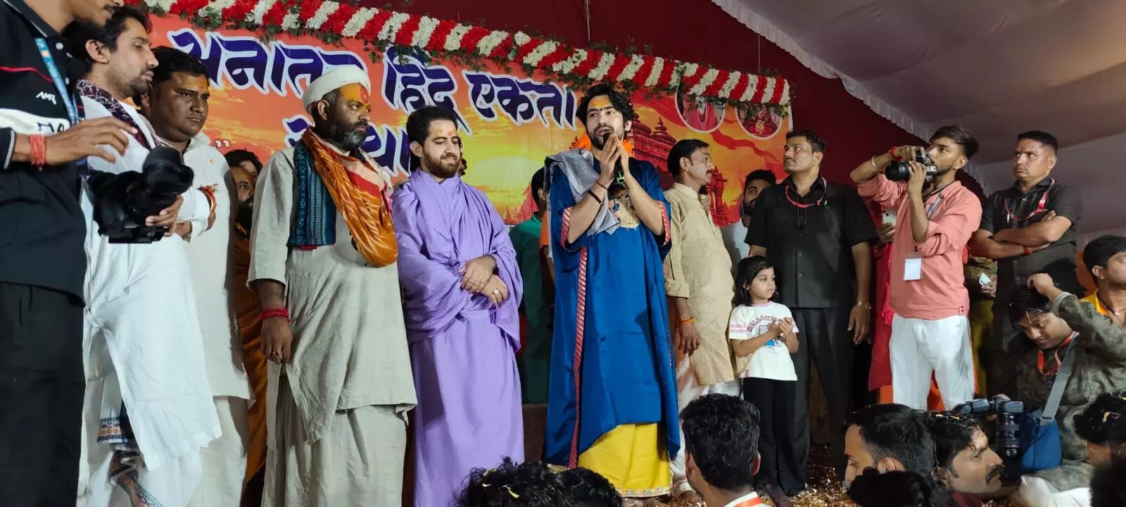 पवई में गूंजे जय श्रीराम के जयकारे, जेसीबी से हुई पुष्पवर्षा पवई में गूंजे जय श्रीराम के जयकारे, जेसीबी से हुई पुष्पवर्षा