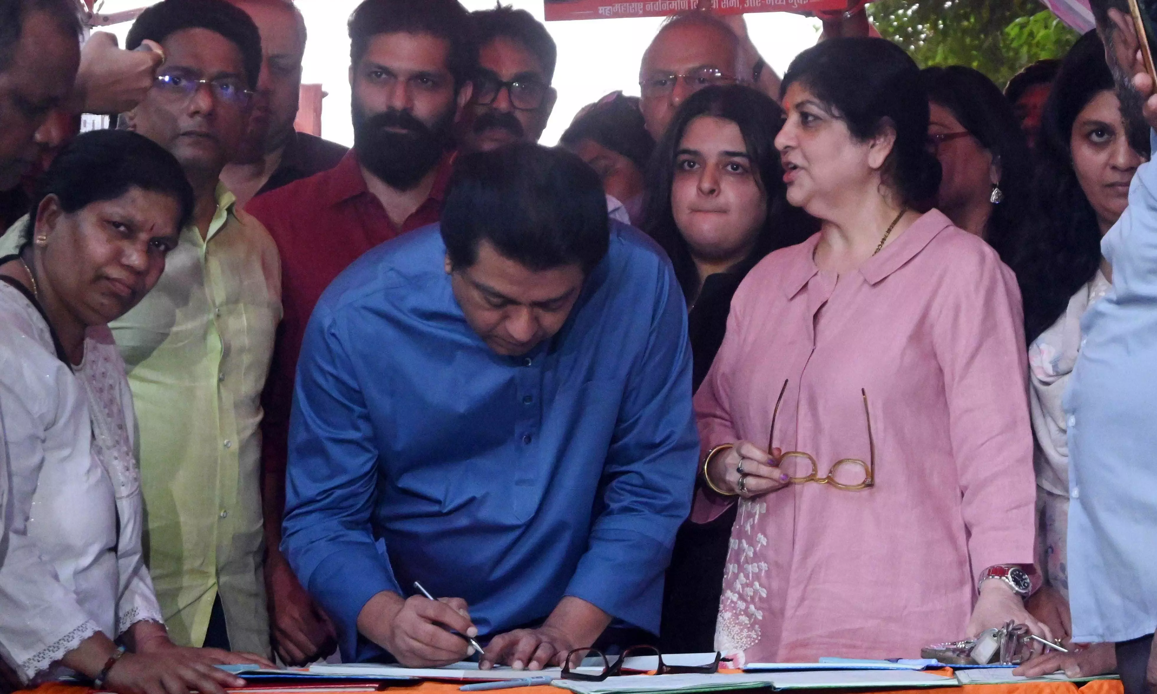 वोट चोरी के विरोध में मुंबई में विपक्ष का हल्लाबोल, आदित्य ठाकरे का मूक मोर्चा तो राज ठाकरे ने शुरू किया हस्ताक्षर अभियान - दिल्ली के जंतर-मंतर पर अब नहीं होंगे प्रदर्शन वोट चोरी के विरोध में मुंबई में विपक्ष का हल्लाबोल, आदित्य ठाकरे का मूक मोर्चा तो राज ठाकरे ने शुरू किया हस्ताक्षर अभियान - दिल्ली के जंतर-मंतर पर अब नहीं होंगे प्रदर्शन