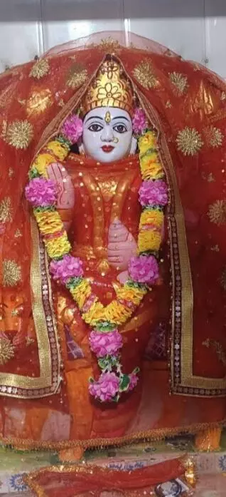 देवी मंदिरों में पूजा-अर्चना करने उमड़ रही आस्था की भीड़ देवी मंदिरों में पूजा-अर्चना करने उमड़ रही आस्था की भीड़