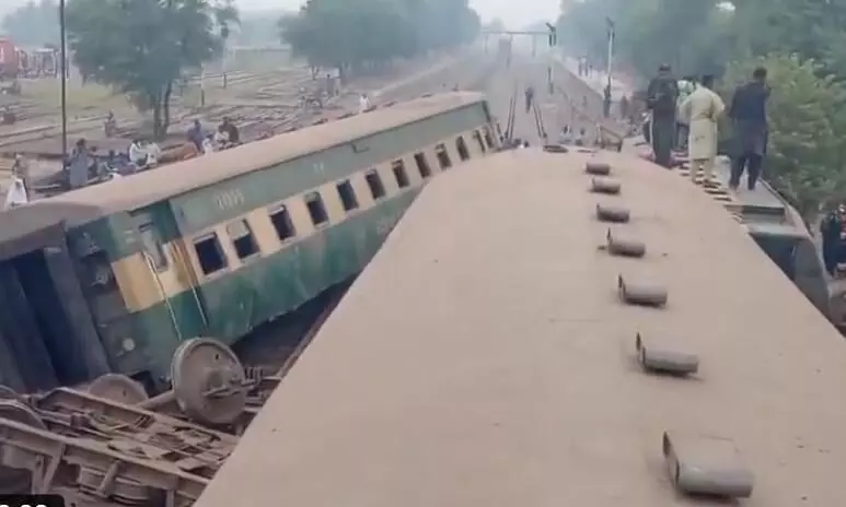 पाकिस्तान में नहीं थम रहा रेल हादसों का सिलसिला, अब मुल्तान के पास पटरी से उतरी ट्रेन, 6 की मौत, 5 साल में 500 से ज्यादा लोगों की गई जान पाकिस्तान में नहीं थम रहा रेल हादसों का सिलसिला, अब मुल्तान के पास पटरी से उतरी ट्रेन, 6 की मौत, 5 साल में 500 से ज्यादा लोगों की गई जान