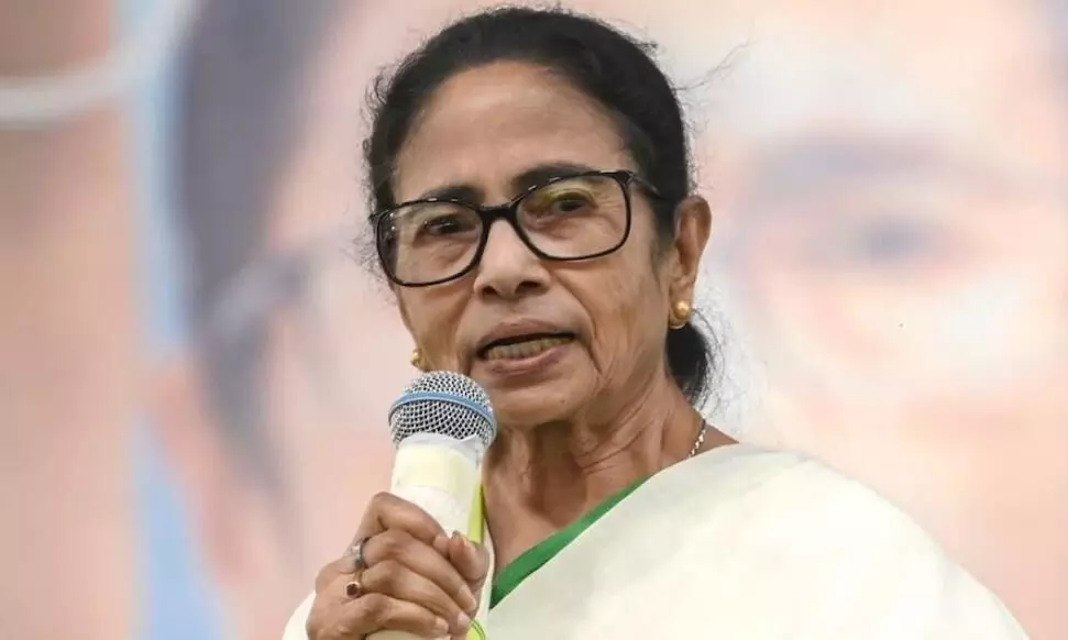 ममता बनर्जी पर चाकू से हमले की कोशिश, दुर्गा पंडाल में महिला ने की बदसलूकी, हिरासत में आरोपी ममता बनर्जी पर चाकू से हमले की कोशिश, दुर्गा पंडाल में महिला ने की बदसलूकी, हिरासत में आरोपी