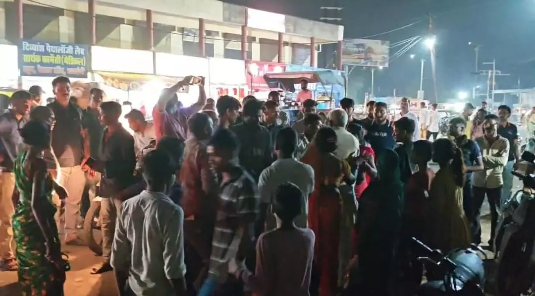 सम्राट पृथ्वीराज चौक पर पति-पत्नी और क्लीनर भिड़े सम्राट पृथ्वीराज चौक पर पति-पत्नी और क्लीनर भिड़े