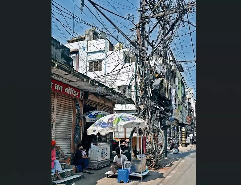 दिन में कई बार हो रही बिजली की ट्रिपिंग, खराब हो रहे घरों के विद्युत उपकरण