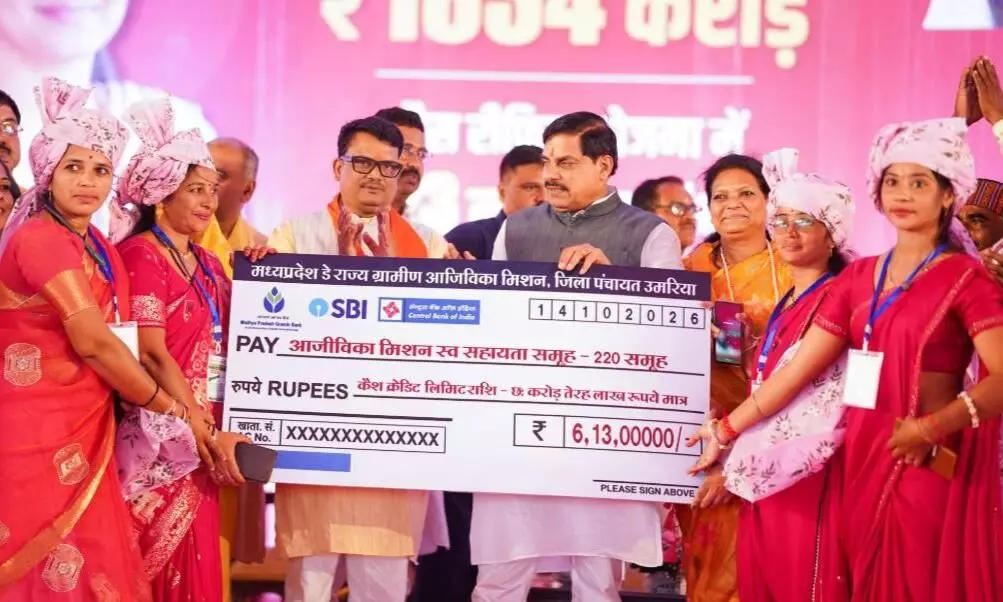 नवरात्रि पर खिले लाड़ली बहनों के चेहरे, सीएम डॉ. मोहन ने खातों में ट्रांसफर किए 1834 करोड़ नवरात्रि पर खिले लाड़ली बहनों के चेहरे, सीएम डॉ. मोहन ने खातों में ट्रांसफर किए 1834 करोड़