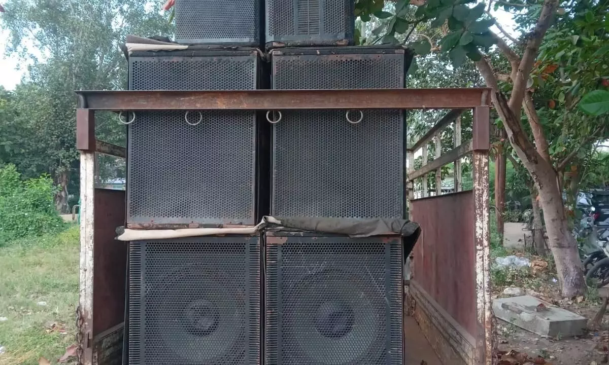 बिना अनुमति तेज आवाज में DJ बजाने पर कार्रवाई, साउंड बॉक्स जब्त