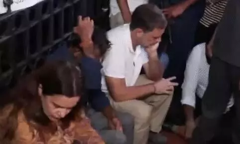 इंडिया गेट पर धरना दे रहे अंकिता भंडारी के माता-पिता से मिले राहुल गांधी, दुष्यंत कुमार को राज्यपाल बनाए जाने का कर रहे विरोध