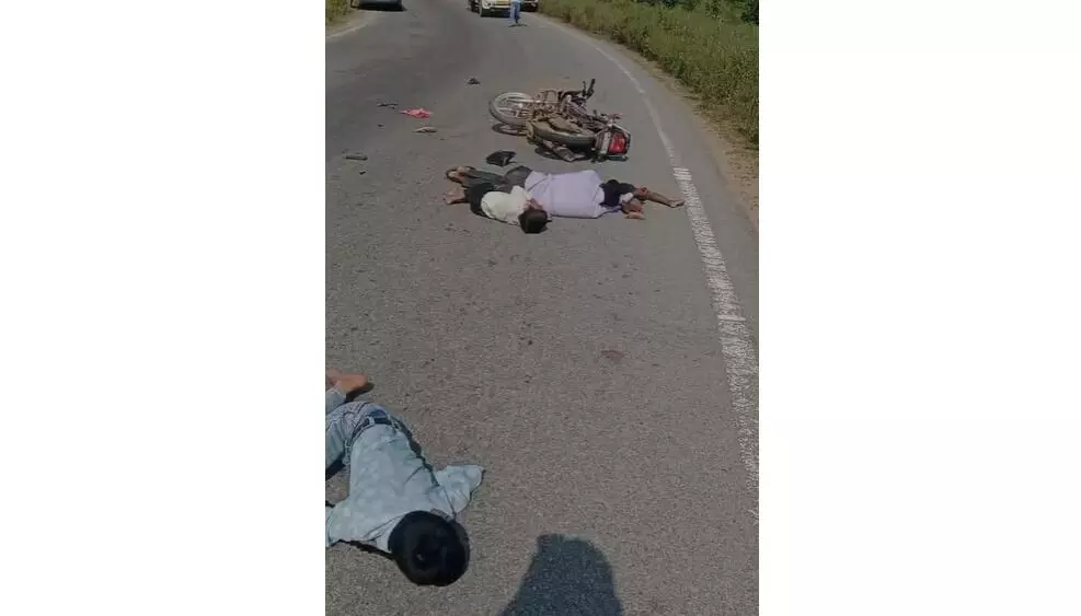 पिकअप ने बाइक को मारी ठोकर, बालक की मौत, 4 घायल पिकअप ने बाइक को मारी ठोकर, बालक की मौत, 4 घायल