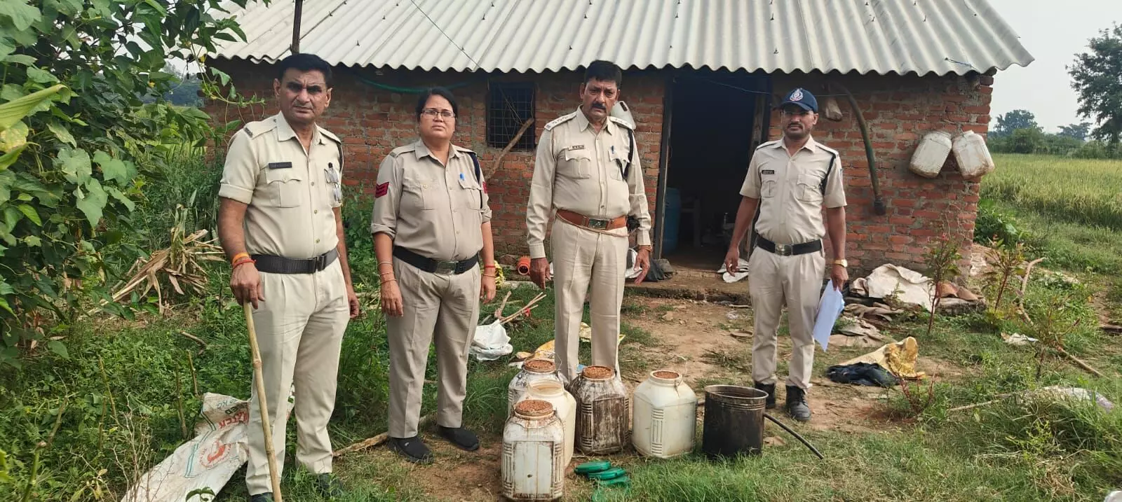 आबकारी विभाग द्वारा 39 हजार रुपए कीमत की पकड़ी गई अवैध शराब
