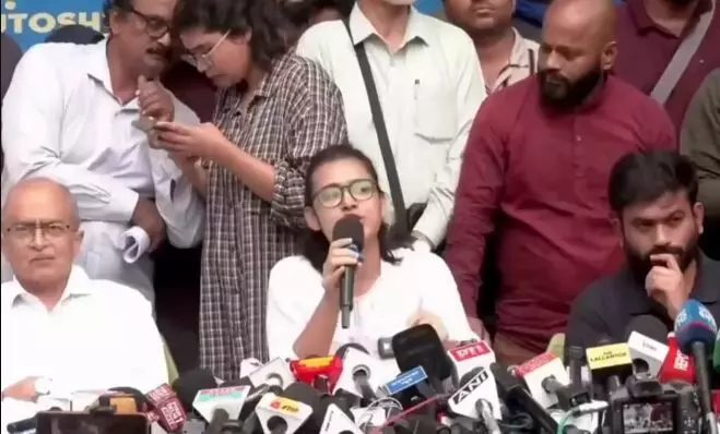 कॉकरोच पार्टी-AISA की प्रेस कॉन्फ्रेंस में मचा हंगामा, नेहा बोरा के खिलाफ हुई नारेबाजी, दिपके बोले- देश में तिरंगा लहराना अपराध हो गया? कॉकरोच पार्टी-AISA की प्रेस कॉन्फ्रेंस में मचा हंगामा, नेहा बोरा के खिलाफ हुई नारेबाजी, दिपके बोले- देश में तिरंगा लहराना अपराध हो गया?