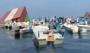 iPhone और महंगे परफ्यूम समुद्र में स्वाहा, छोटी नावों से सामान समेटने पहुंचे लोग! होर्मुज में डूबा कार्गो जहाज