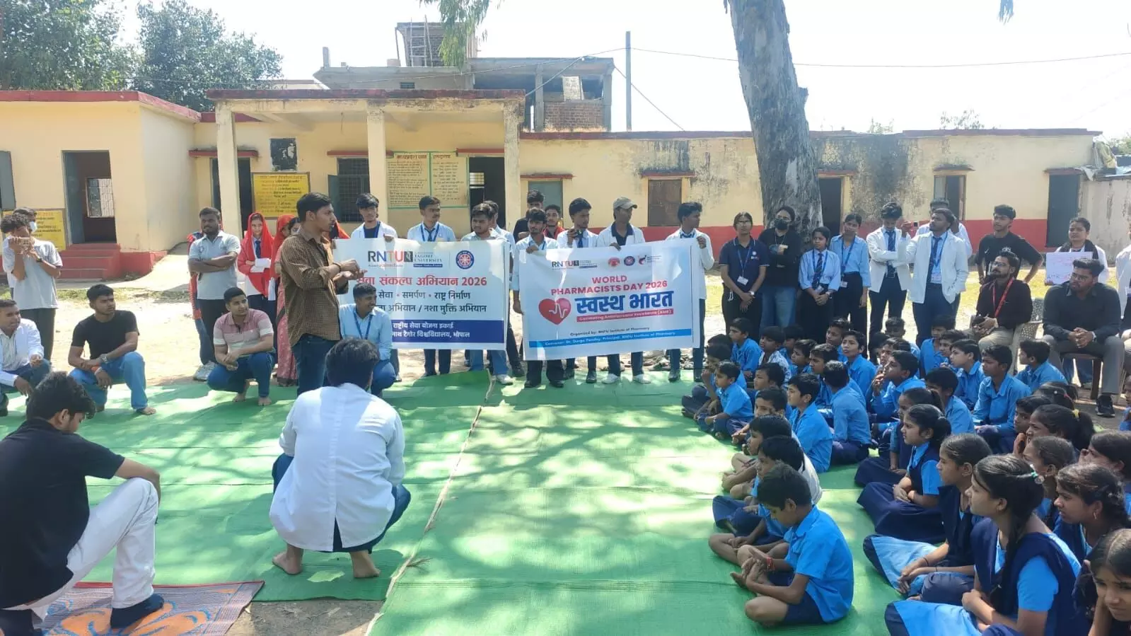 एंटीबायोटिक का गलत इस्तेमाल बढ़ा सकता है संक्रमण का खतरा, आरएनटीयू के विद्यार्थियों ने नुक्कड़ नाटक से किया जागरूक